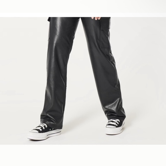 Ultra High-Rise Vegan Leather Cargo Dad Pants
655612294 - Picture 4 of 4